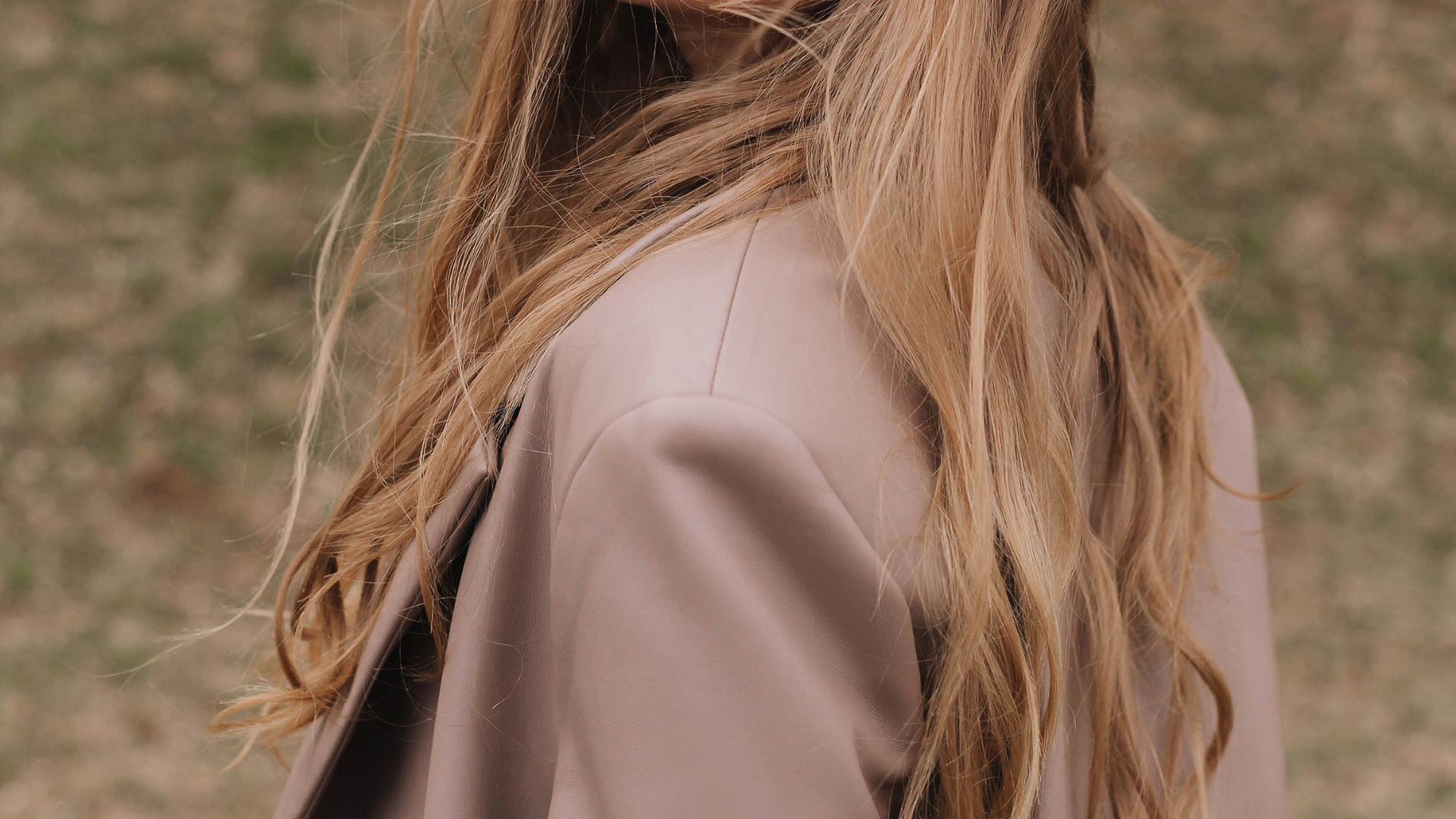 ダブル裾とローファーで軽さを出した足元例