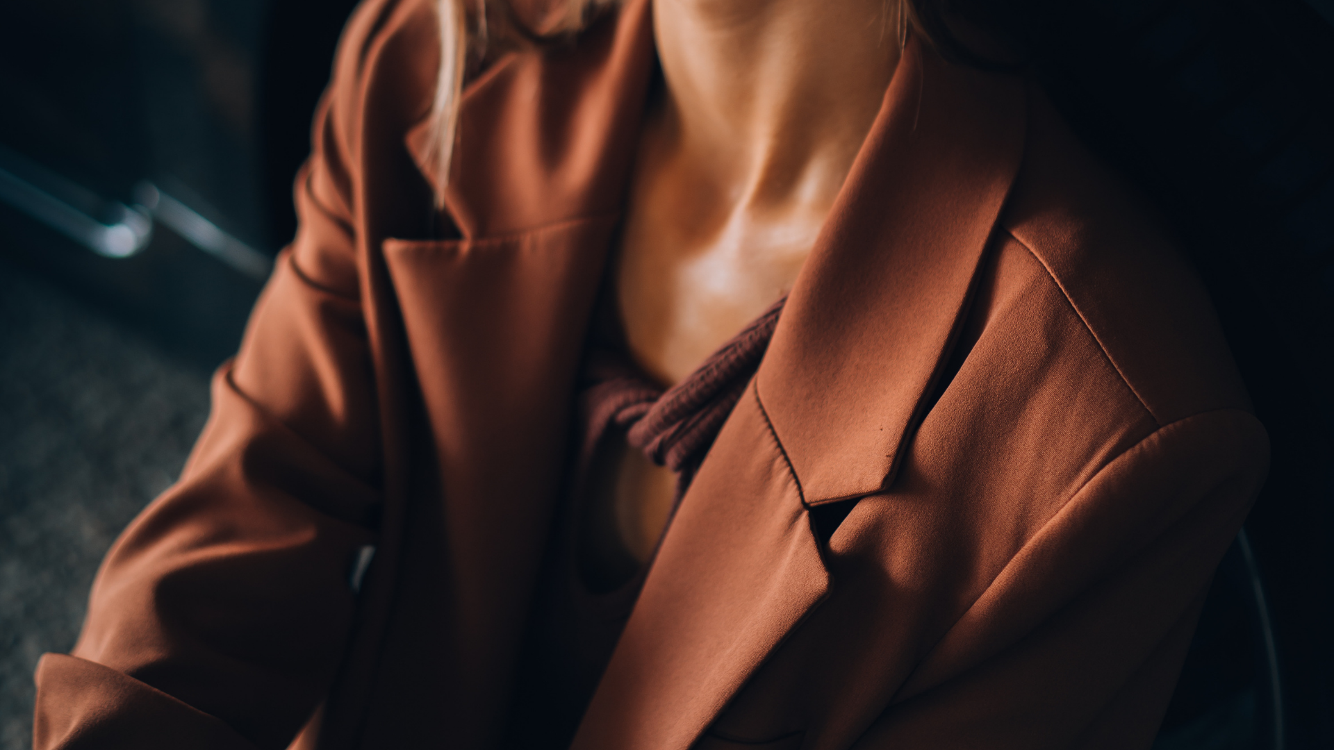 ステッチ（AMFステッチ）の効果とは？襟元に高級感を与える「手縫い風」の技