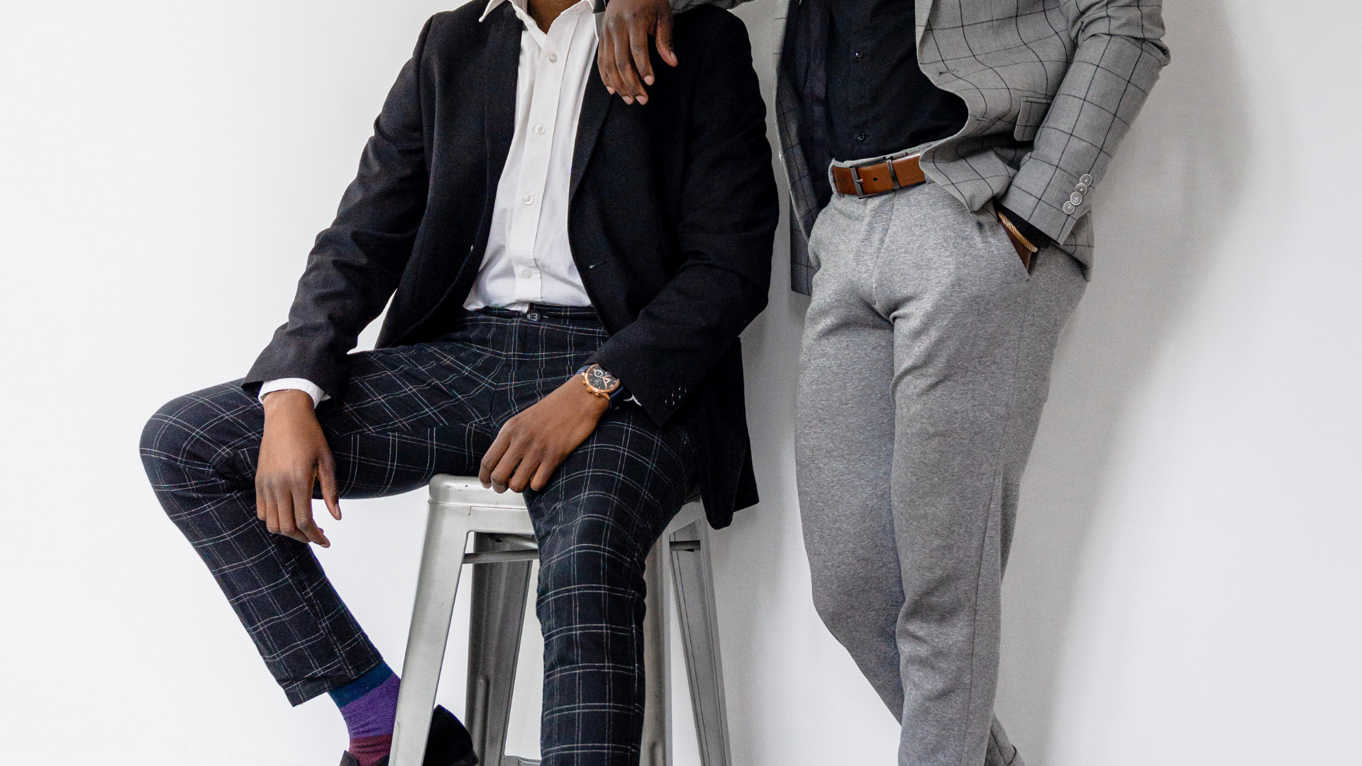 スタイリッシュなスーツの男性2人