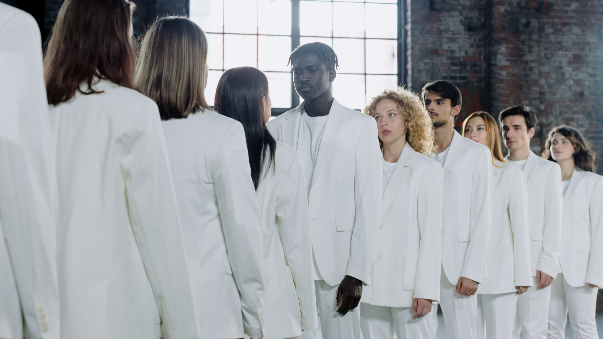 成人式スーツの正解｜一生残る写真で「友人と差がつく」色柄の選び方