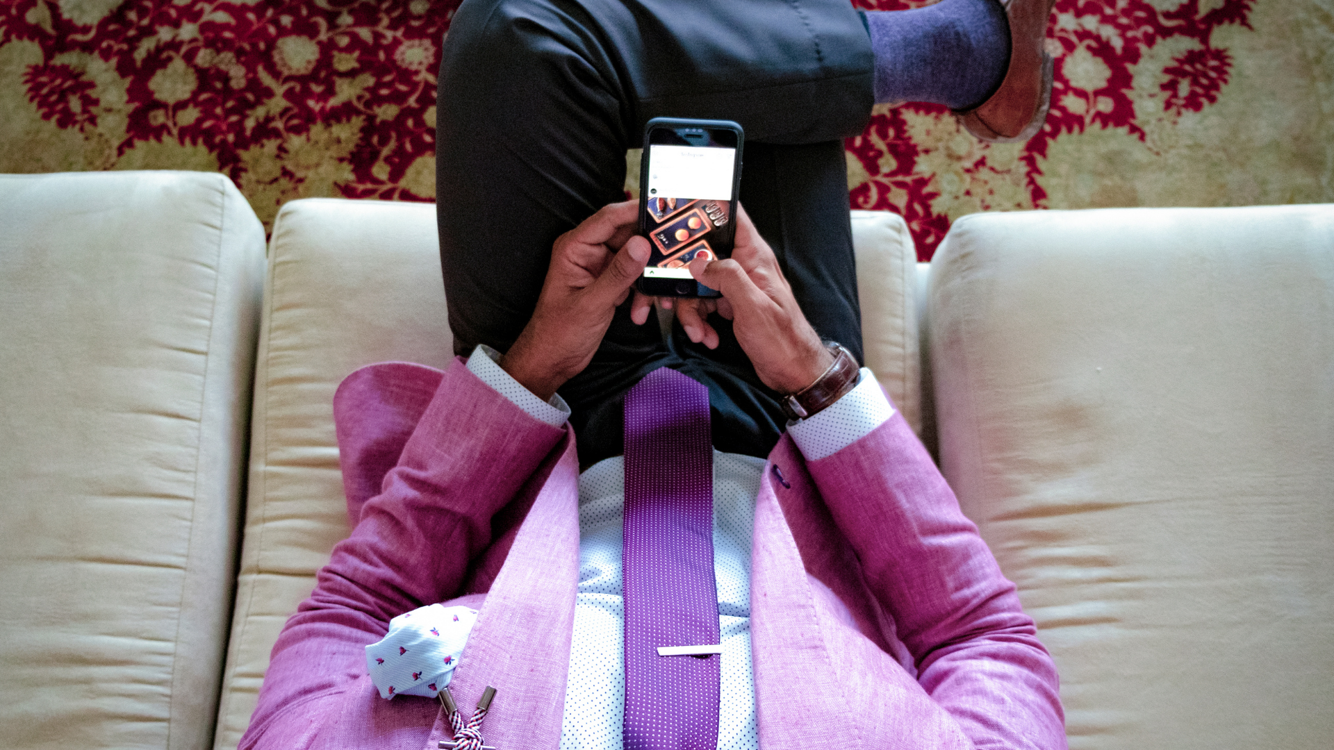 スマートフォンを操作するスーツの男性