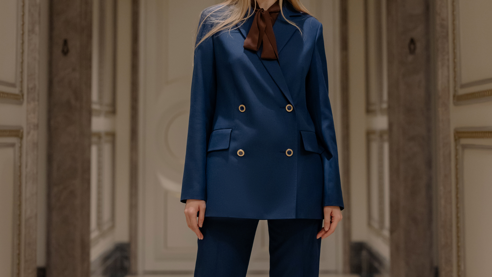 ダブルブレストはダサい？モダンに着こなすためのサイズ感とボタンルール