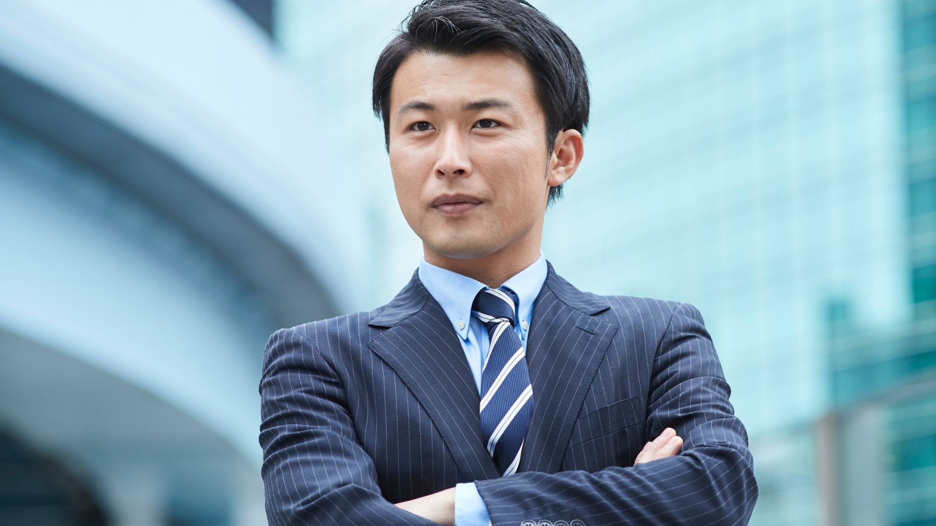 スーツ姿の男性(腕組み)
