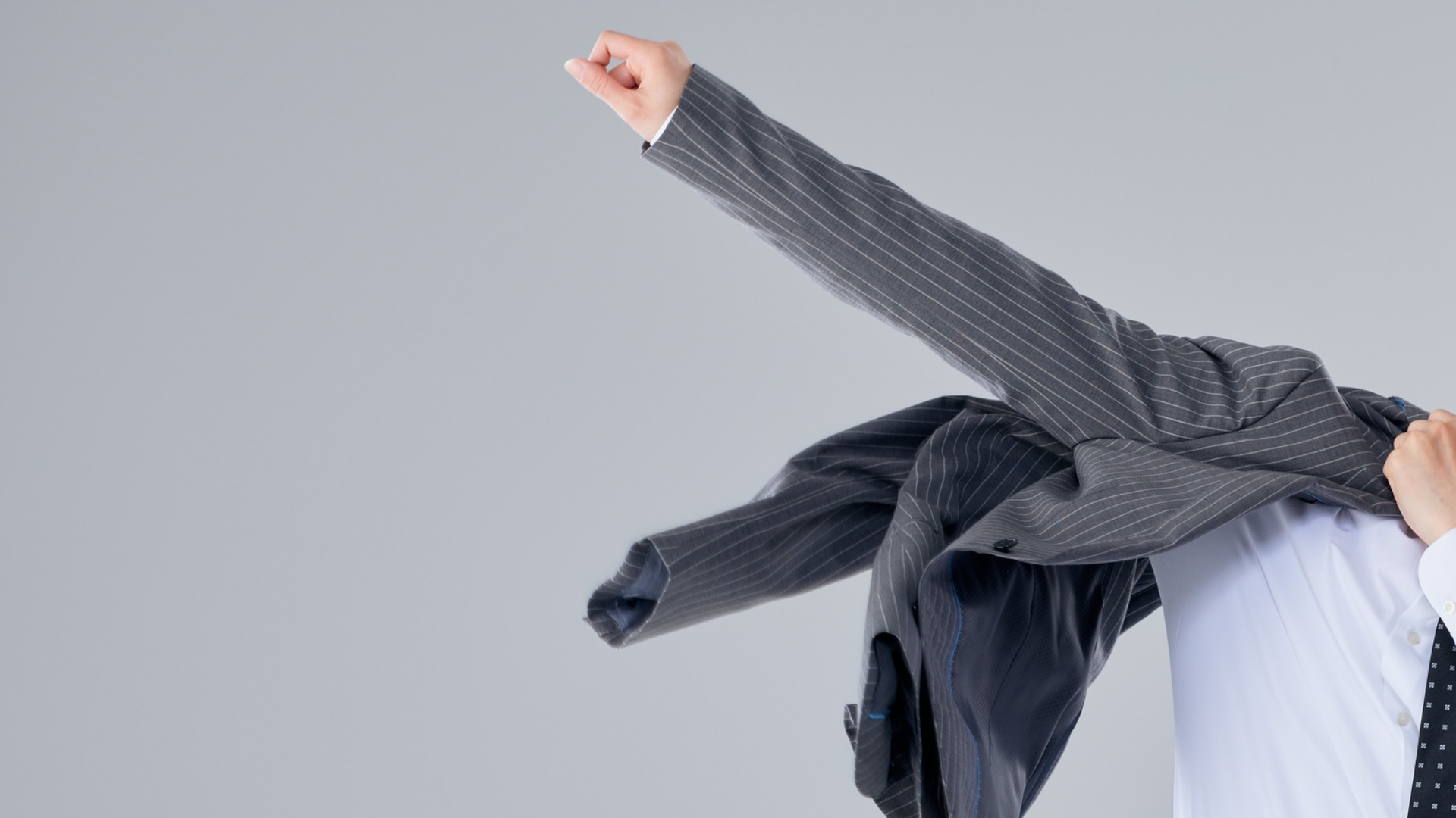 アスリートの躍動感あるジャケット動作