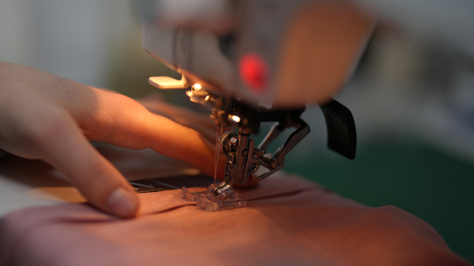 ミシンで生地を縫う職人の手元