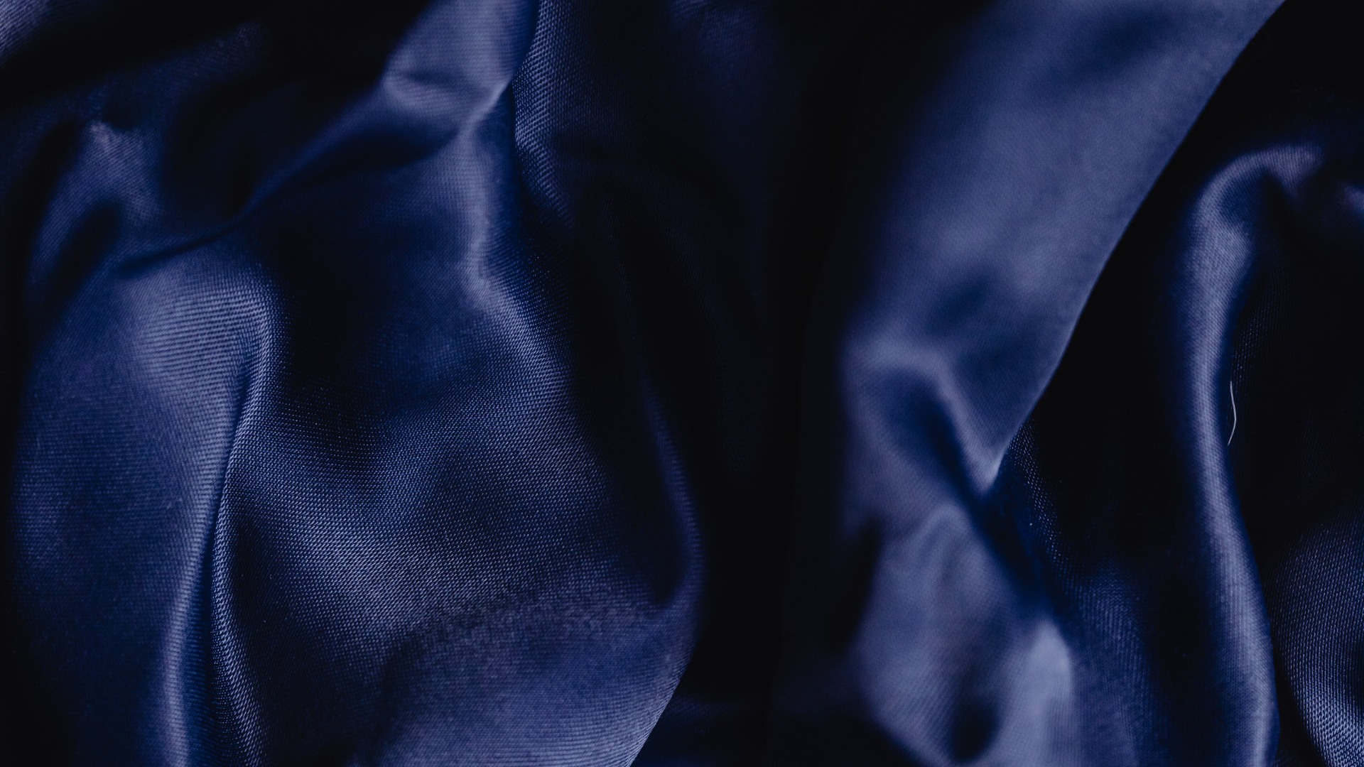 「高いスーツ」は何が違う？一目でわかる上質素材の見分け方と光沢の秘密