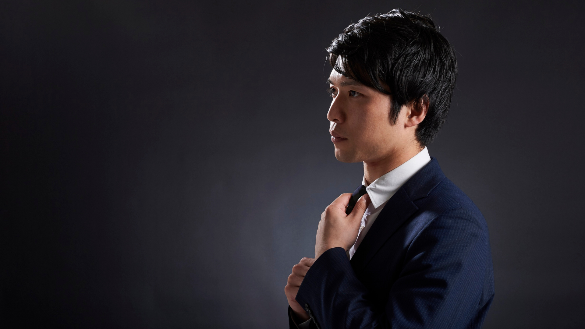 ネクタイのディンプル（くぼみ）が作れない人へ｜崩れない結び方のコツを解説