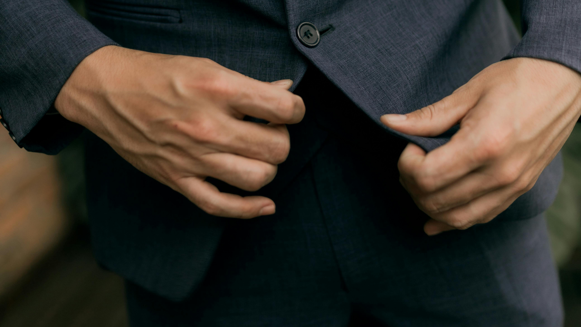 スーツのボタンの留め方（アンボタンマナー）｜一番下を留めてはいけない歴史的背景