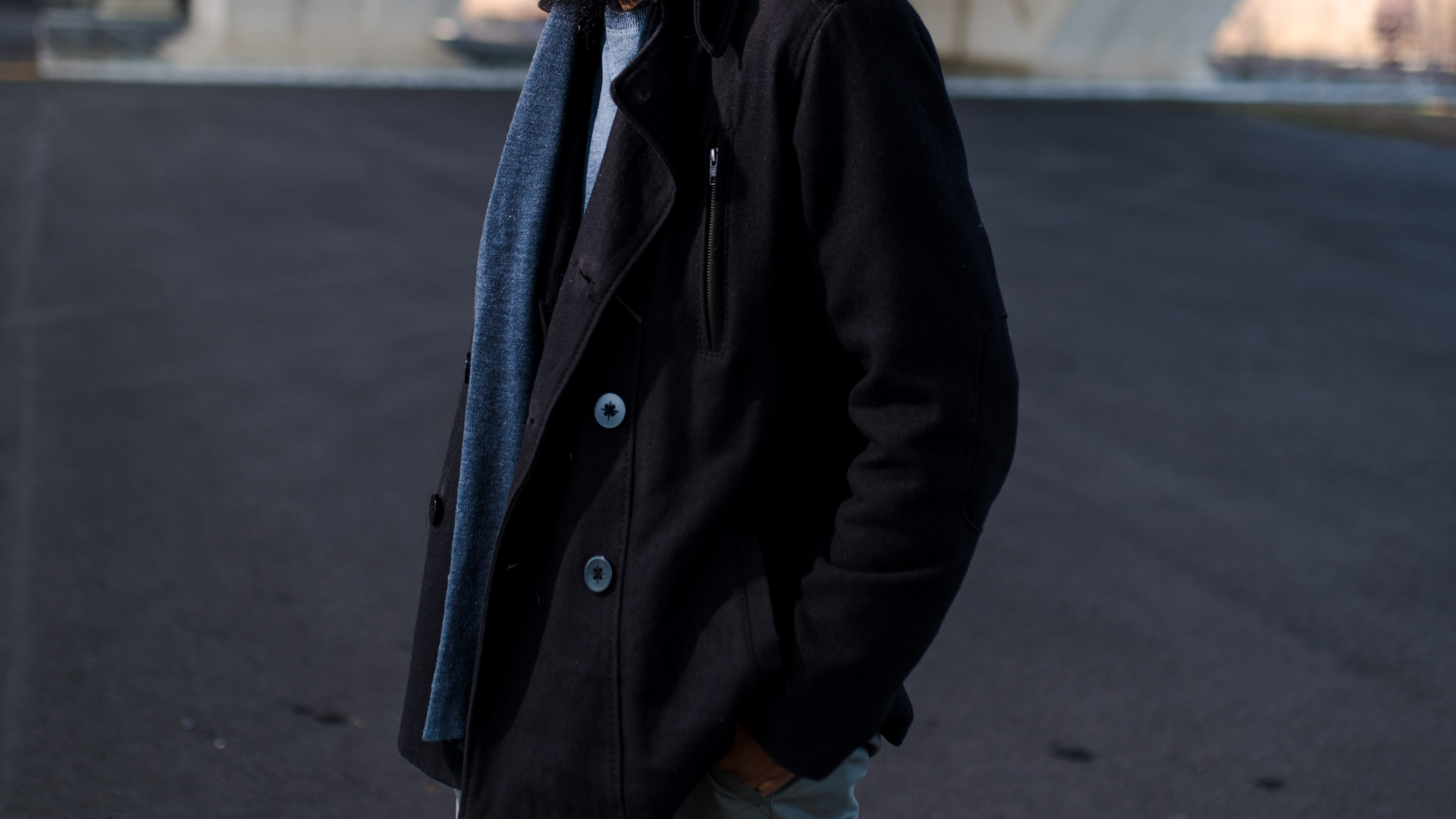 マフラーの巻き方｜スーツスタイルを格上げする「ピッティ巻き」の手順