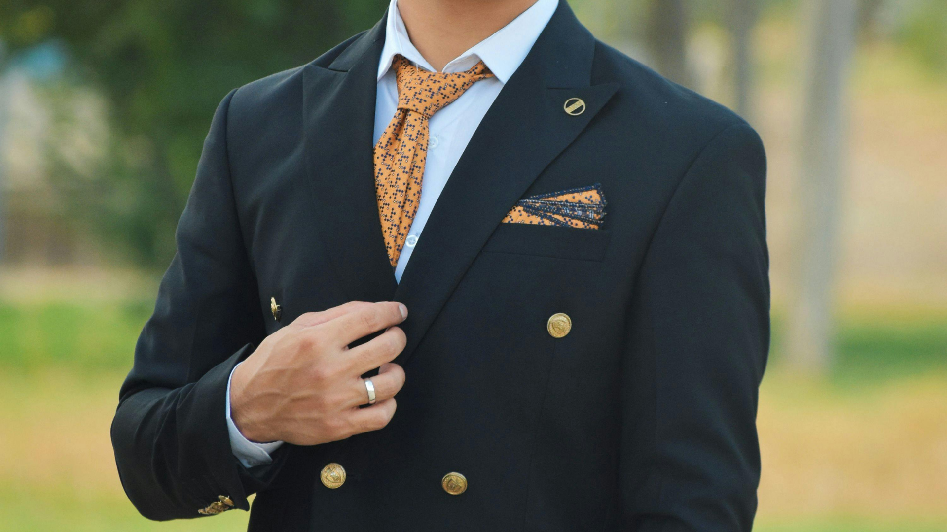 ポケットチーフは必要？ビジネスで使える「TVフォールド」の折り方とマナー