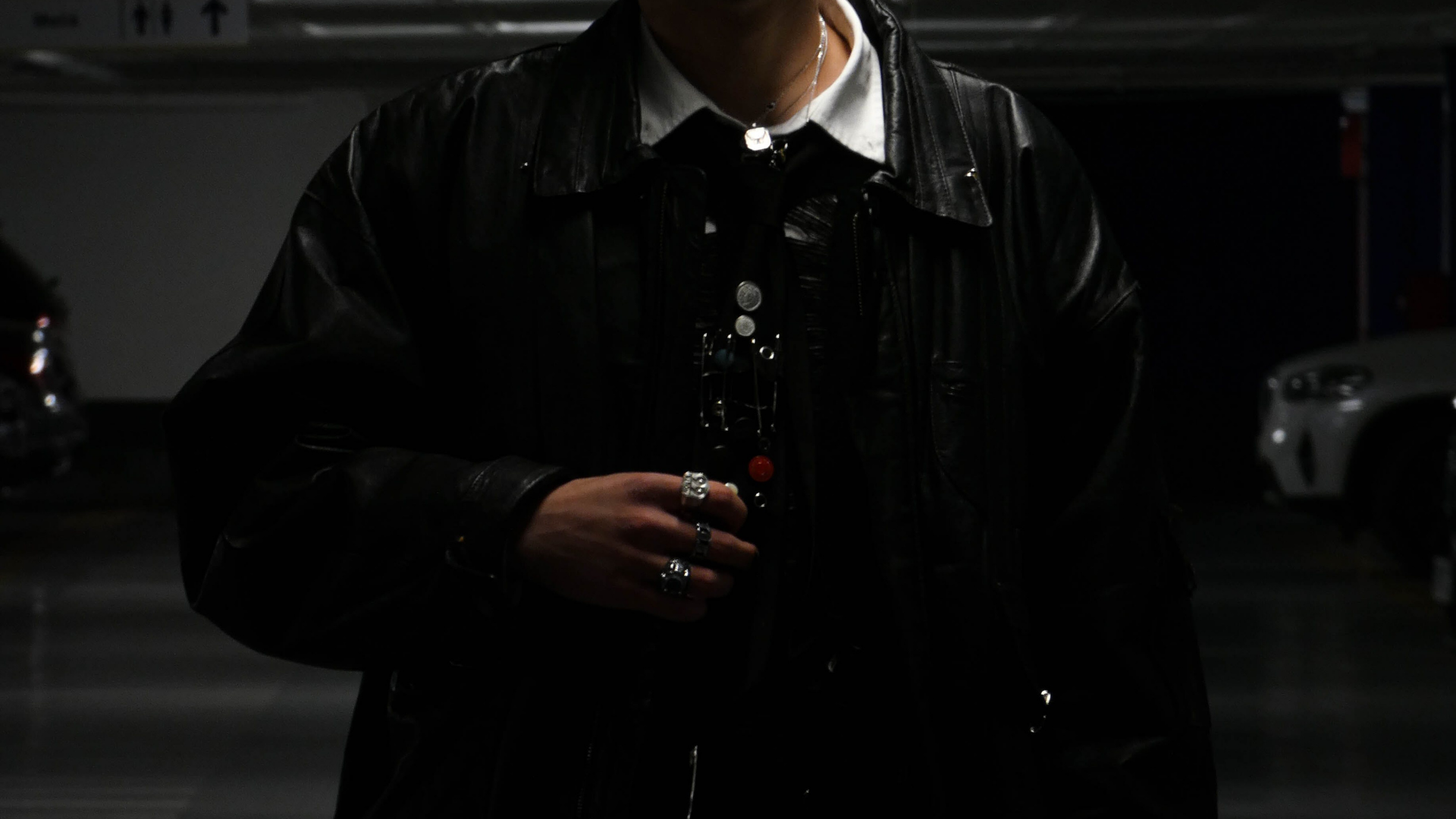 四ツ谷ラウンジの入り口、洗練されたロゴプレートが掲げられている