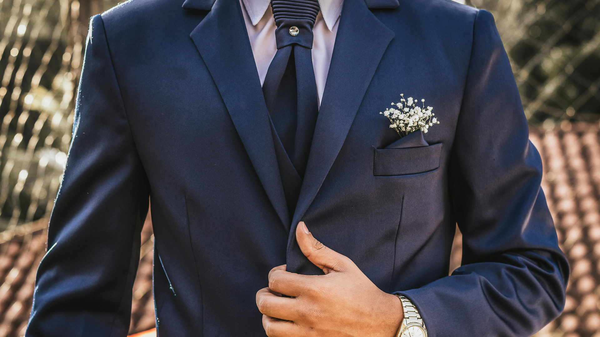 ネイビーのスーツとブートニア